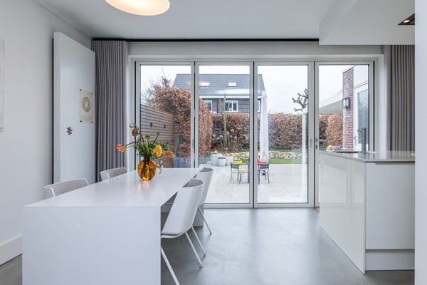 Foto - Te koop: In een rustige en kindvriendelijke woonomgeving staat deze moderne geschakelde twee-onder-een-kapwoning (bouwjaar 2011) met aangebouwde stenen garage, stijlvolle overkapping, vier slaapkamers, twee...